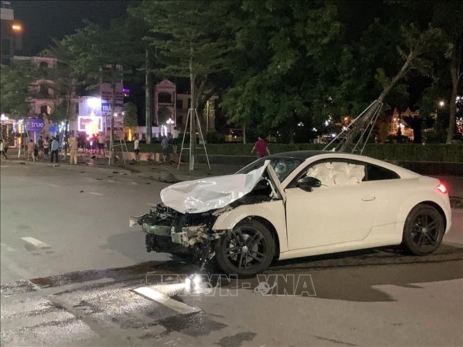 Hiện trường chiếc xe bị can Nguyễn Đức Thịnh gây tai nạn. Ảnh: TTXVN  