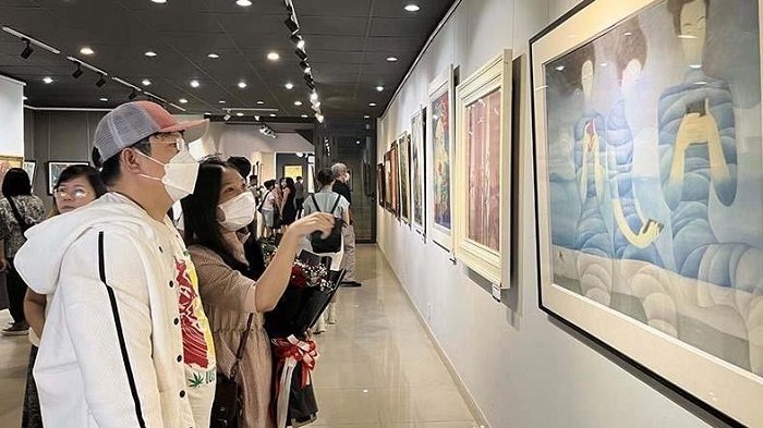 Visitors at the exhibition (Photo: NDO/Linh Bao).