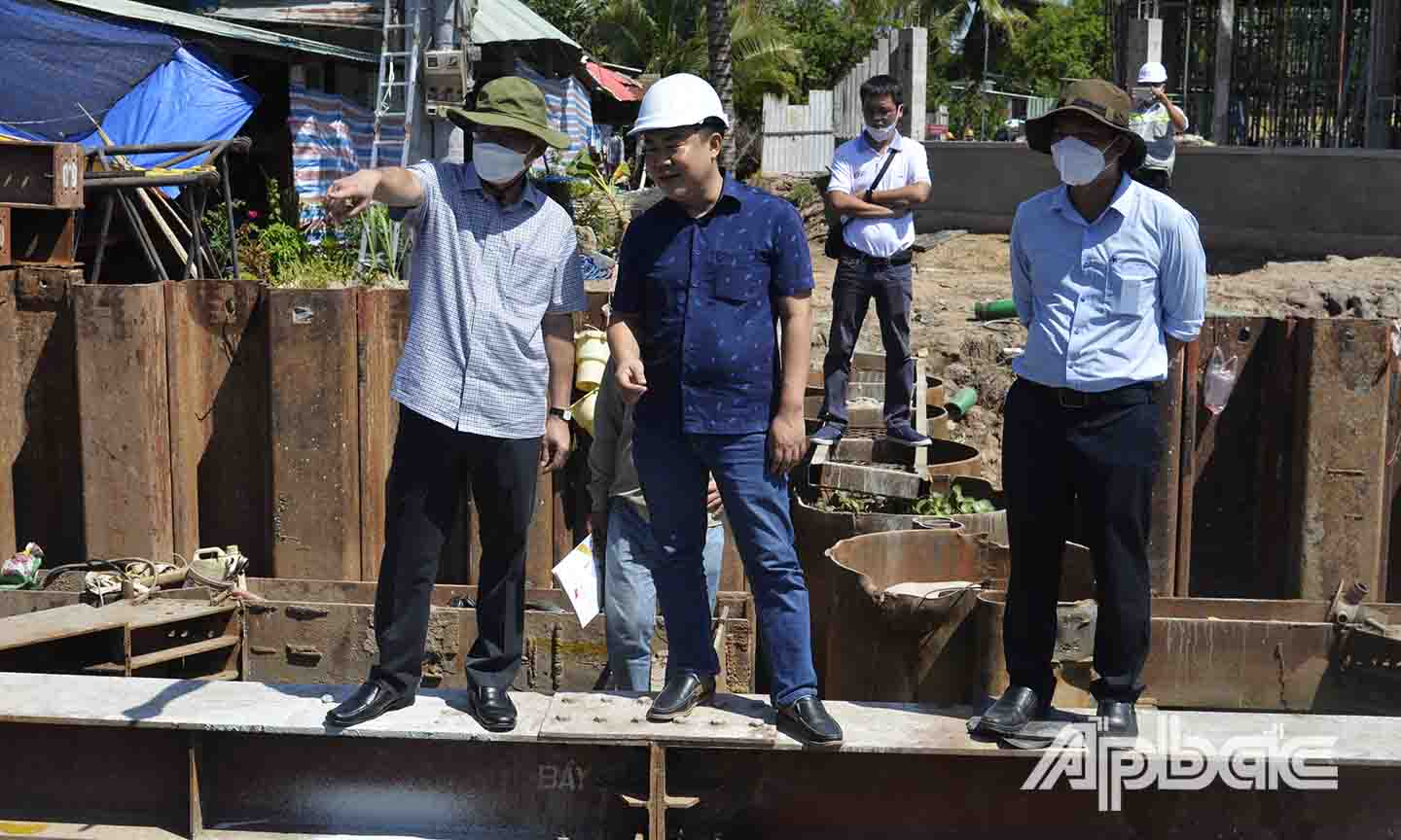 Đồng chí Nguyễn Văn Mười (bìa trái) kiểm tra công trình thi công cống Phú Phong (xã Phú Phong, huyện Châu Thành).