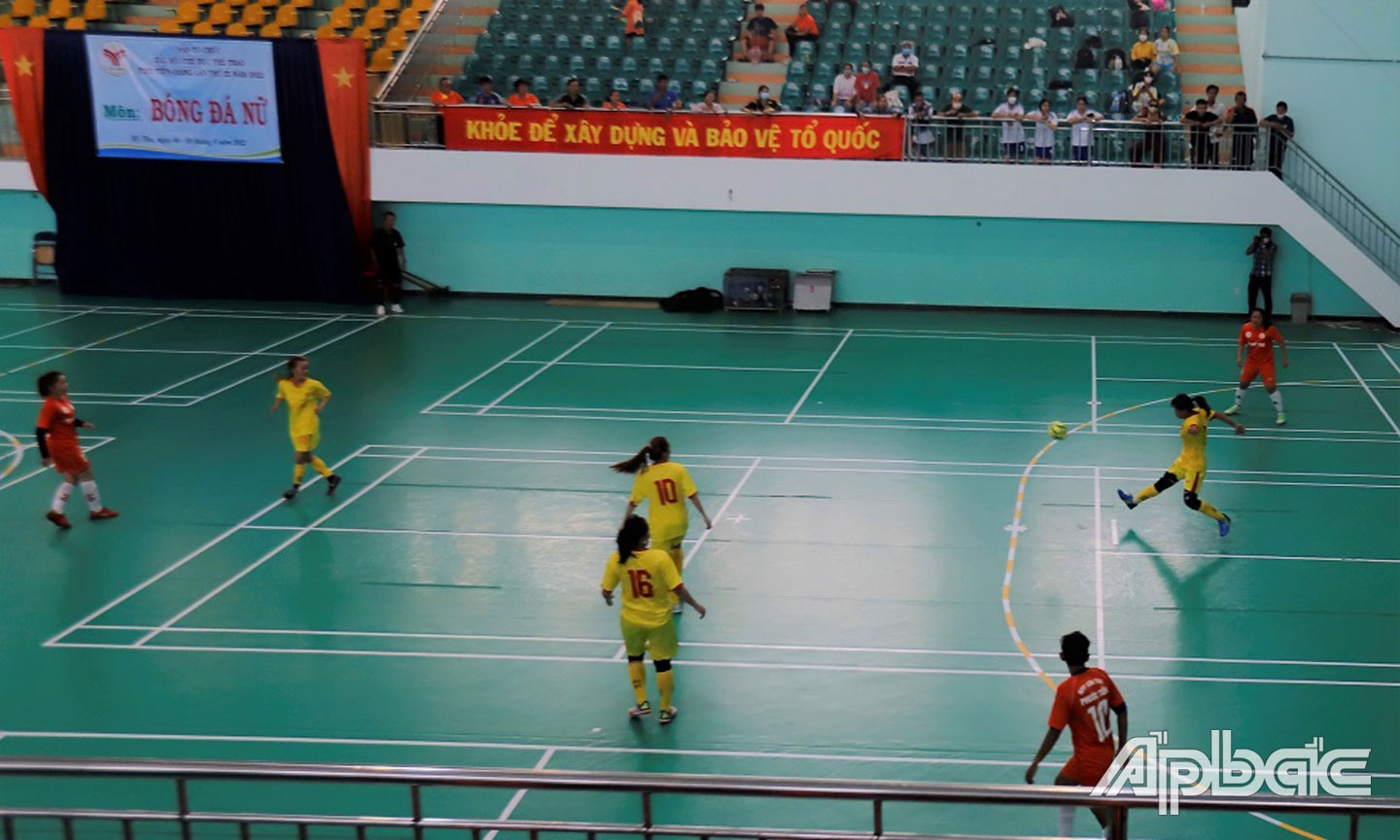  Trận đấu chung kết giữa đội nữ TP. Mỹ Tho và huyện Châu Thành.