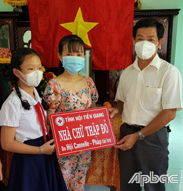 Hội CTĐ tỉnh trao nhà cho gia đình chị Nguyễn Thị Ngọc Yến (xã Mỹ Phong, TP. Mỹ Tho). 