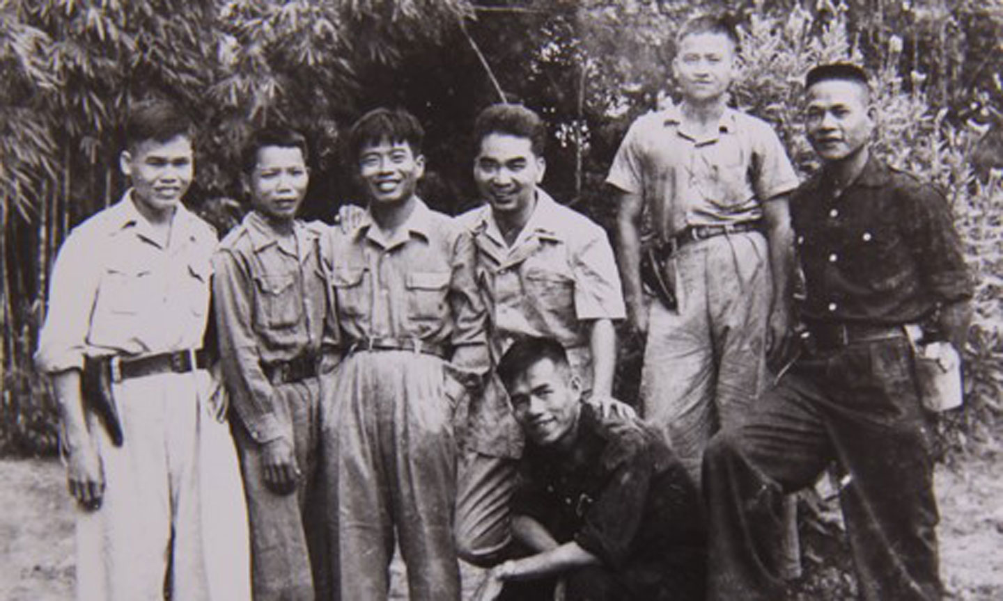 Đồng chí Phạm Hùng (thứ ba từ trái sang), Phó giám đốc Sở Công an Nam bộ chụp ảnh lưu niệm với các đại biểu Hội nghị Công an toàn quốc lần thứ 5 (tháng 1-1950)