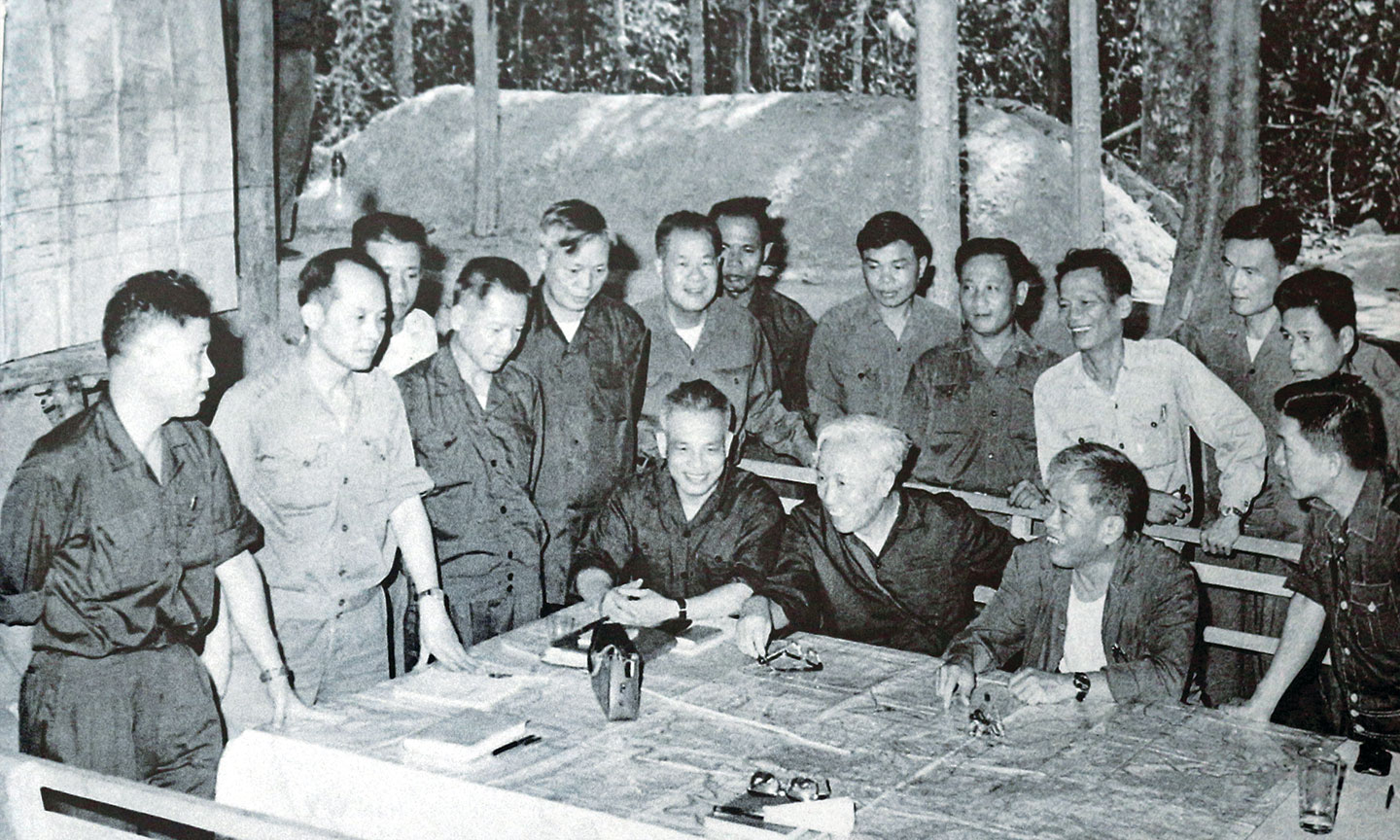 Bộ Chỉ huy Chiến dịch Hồ Chí Minh (ngồi từ trái qua phải: Đại tướng Văn Tiến Dũng, đồng chí Lê Đức Thọ, đồng chí Phạm Hùng).