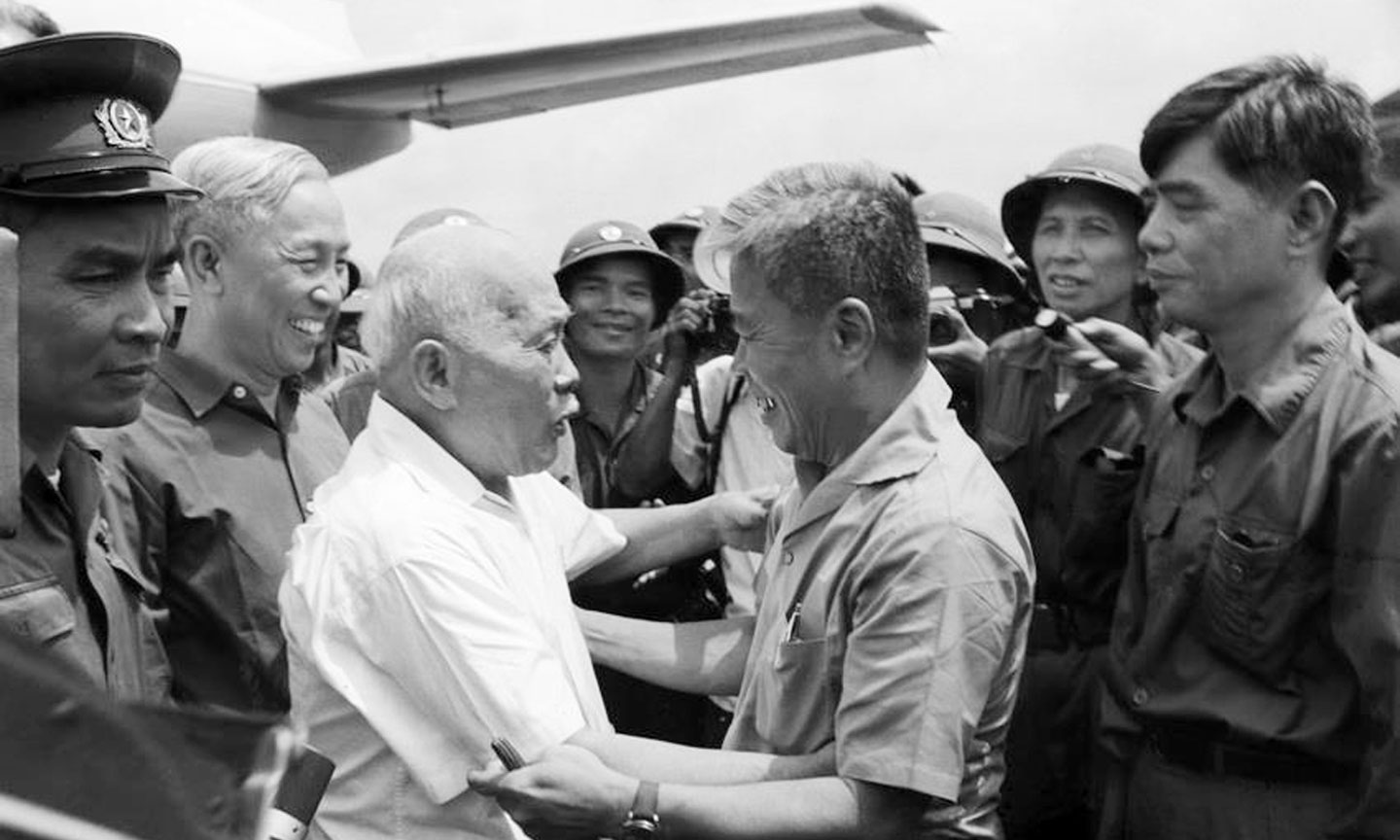 Đồng chí Phạm Hùng, Ủy viên Bộ Chính trị, Bí thư Đảng bộ miền Nam đón Chủ tịch Tôn Đức Thắng tại sân bay Tân Sơn Nhất, ngày 13-5-1975.