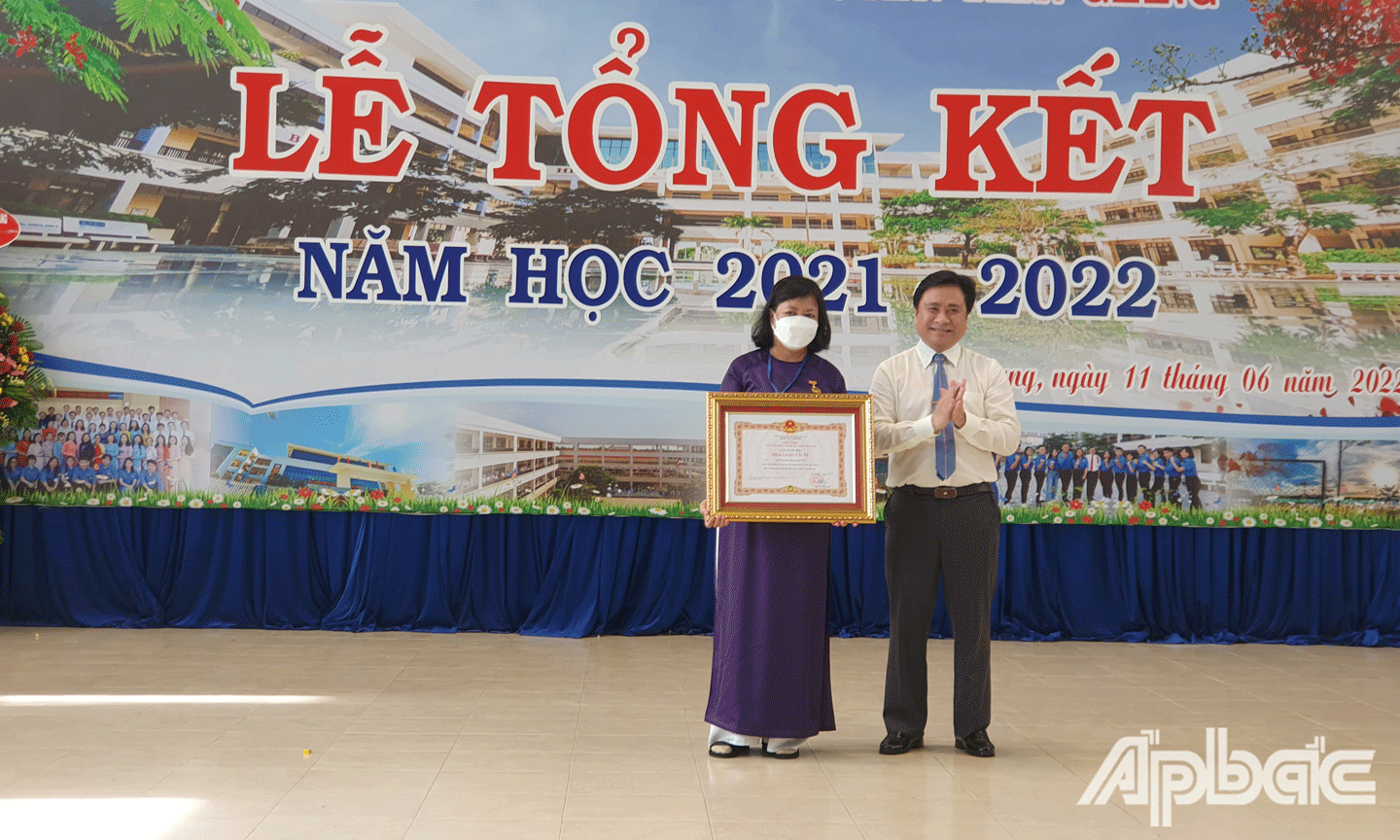 Đồng chí Trần Văn Dũng trao danh hiệu Nhà giáo ưu tú cho Cô Huỳnh Hữu Hạnh Nguyên, giáo viên Trường THPT Chuyên Tiền Giang. 