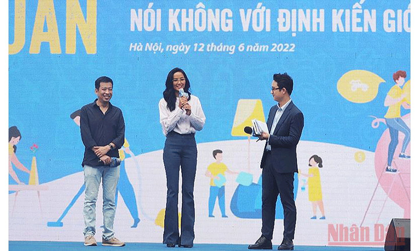 Từ trái qua: Nhà văn, nhà báo Hoàng Anh Tú và Hoa hậu H’hen Niê chia sẻ ý kiến về bình đẳng giới tại buổi lễ.
