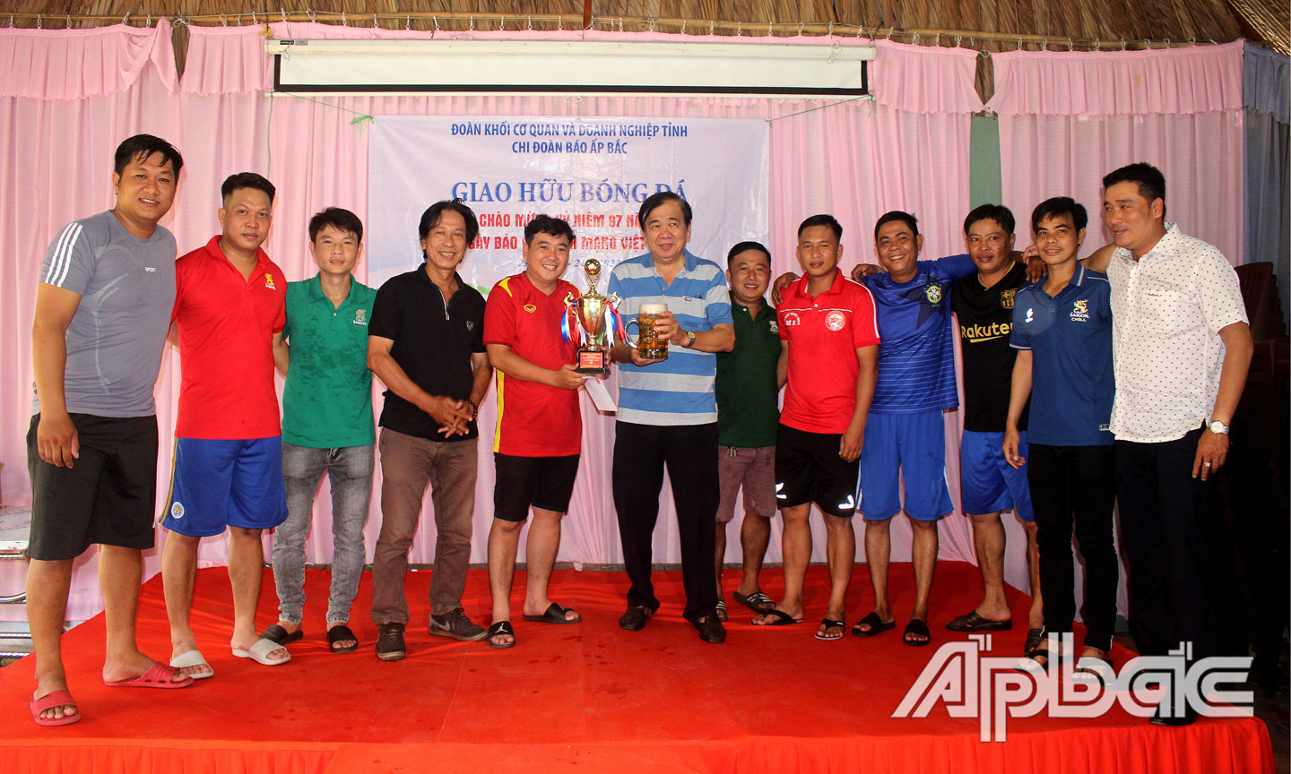 Ban tổ chức trao Cúp Vàng cho Công ty cổ phần Thương mại Bia Sài Gòn - Chi nhánh Tiền Giang.