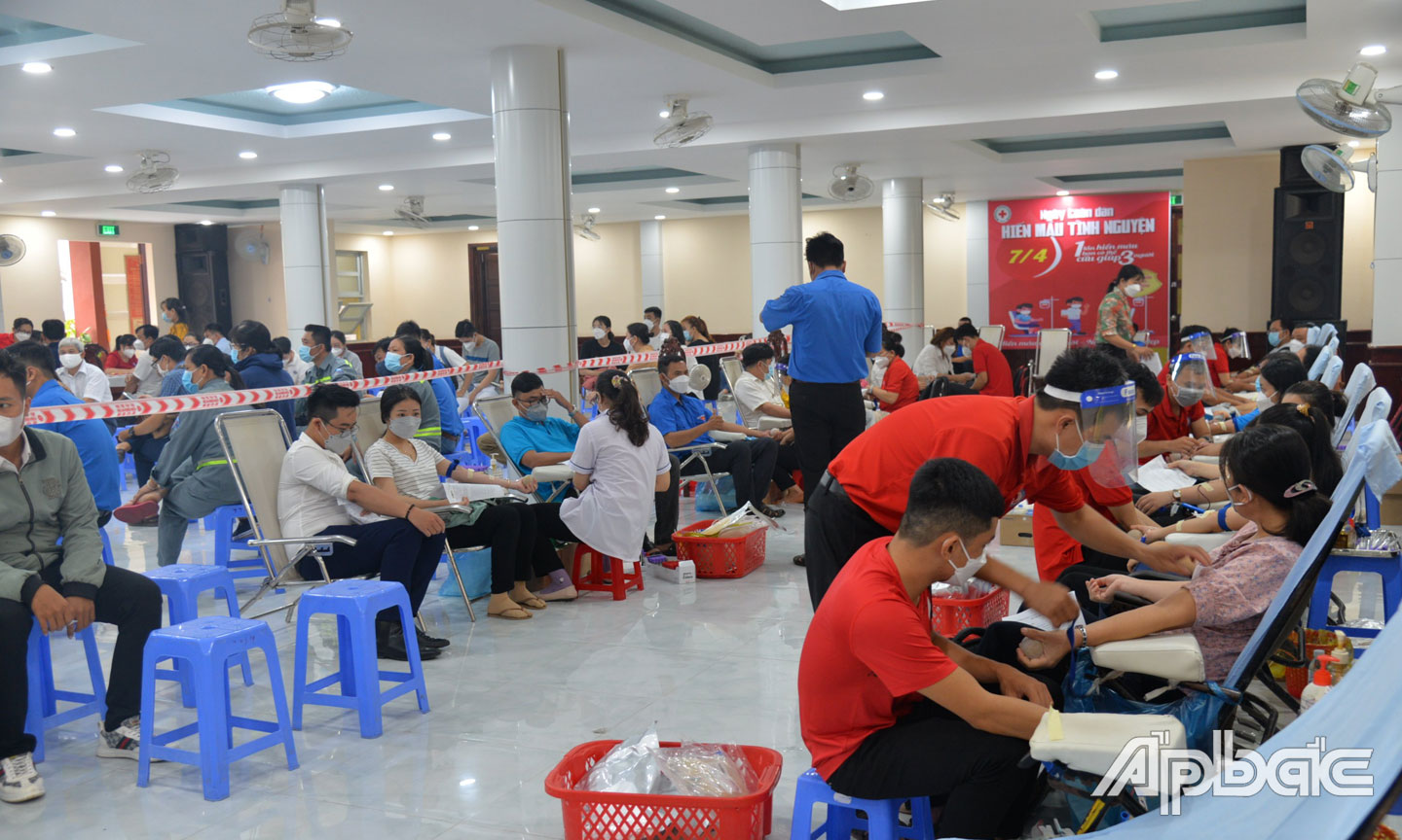 Hội Chữ thập đỏ tỉnh tổ chức hiến máu tình nguyện.