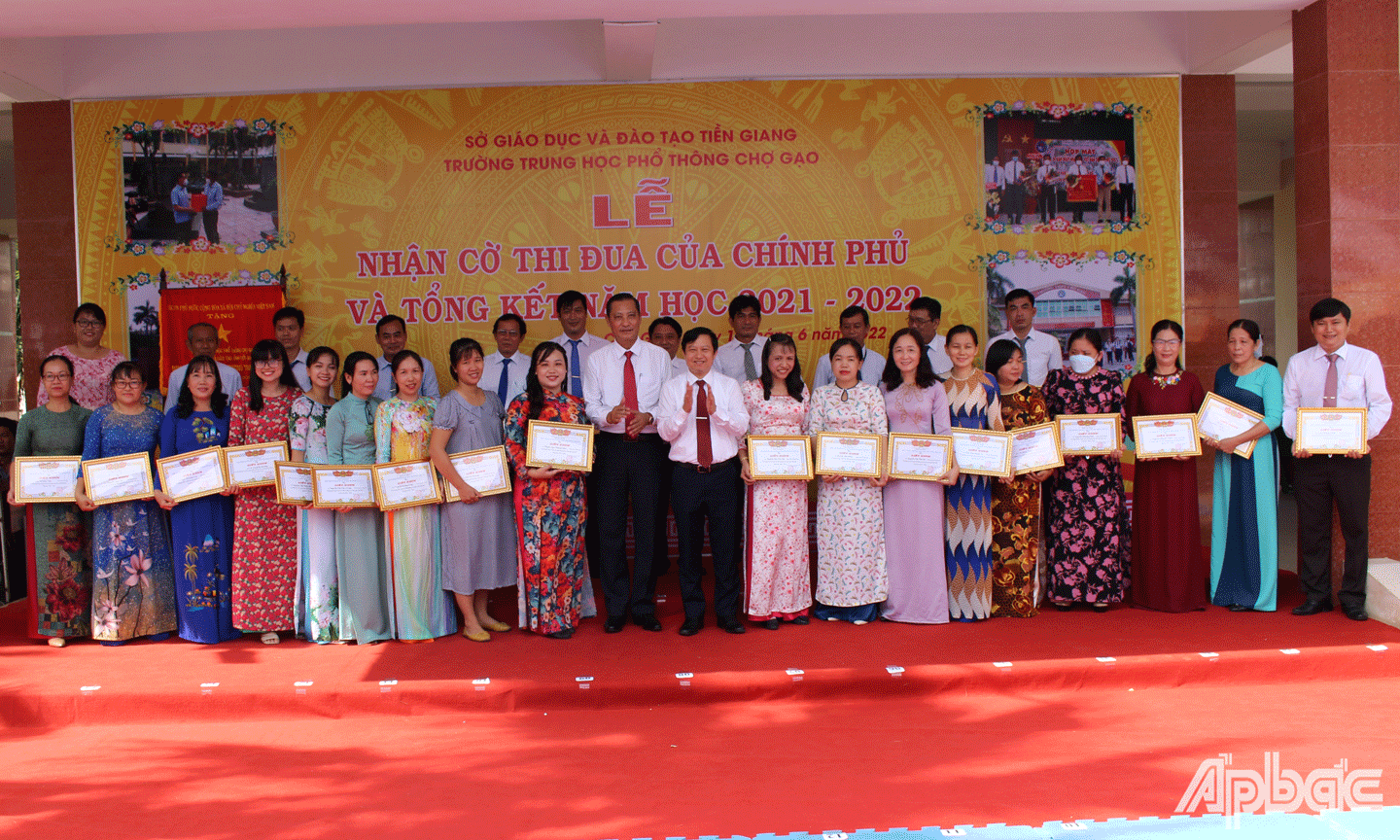 Tiến sĩ Lê Quang Trí và lãnh đạo huyện Chợ Gạo trao Giấy khen cho cán bộ, giáo viên đạt thành tích trong năm học vừa qua. 