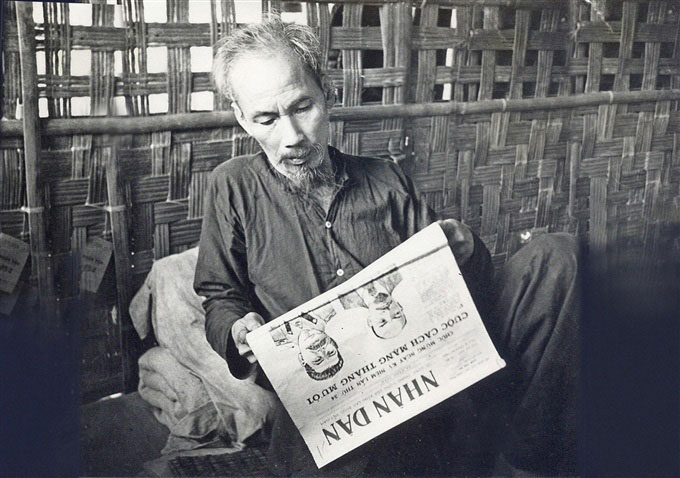 Chủ tịch Hồ Chí Minh đọc Báo Nhân Dân tại Chiến khu Việt Bắc.