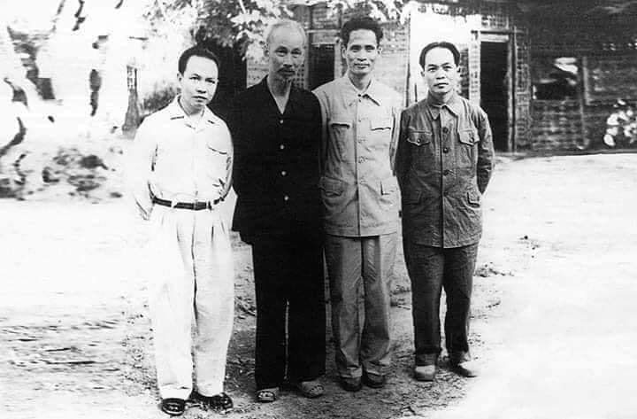 Từ phải sang trái, Đại tướng Võ Nguyên Giáp, Thủ tướng Phạm Văn Đồng,  Chủ tịch Hồ Chí Minh, Tổng Bí thư Trường Chinh - những bậc thầy của nền báo chí cách mạng Việt Nam.                                                                                                                Ảnh: TƯ LIỆU 