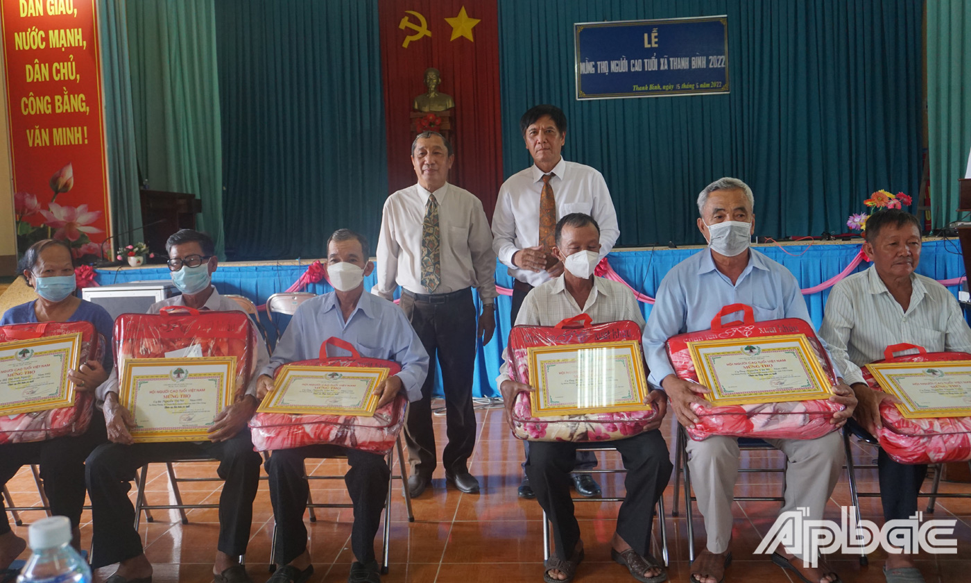 Đại diện lãnh đạo xã trao bằng mừng thọ cho các cụ trên địa bàn xã Thanh Bình