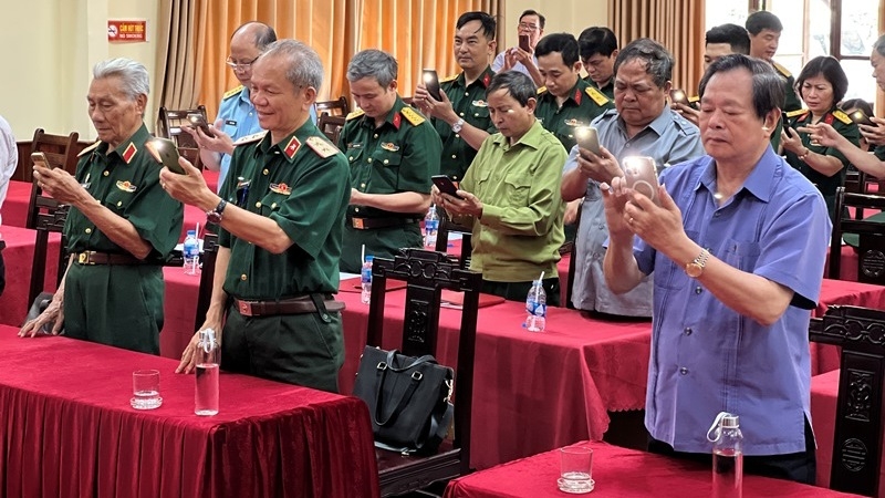 Delegates send messages in response to the campaign at the launch ceremony on June 15. (Photo: NDO).