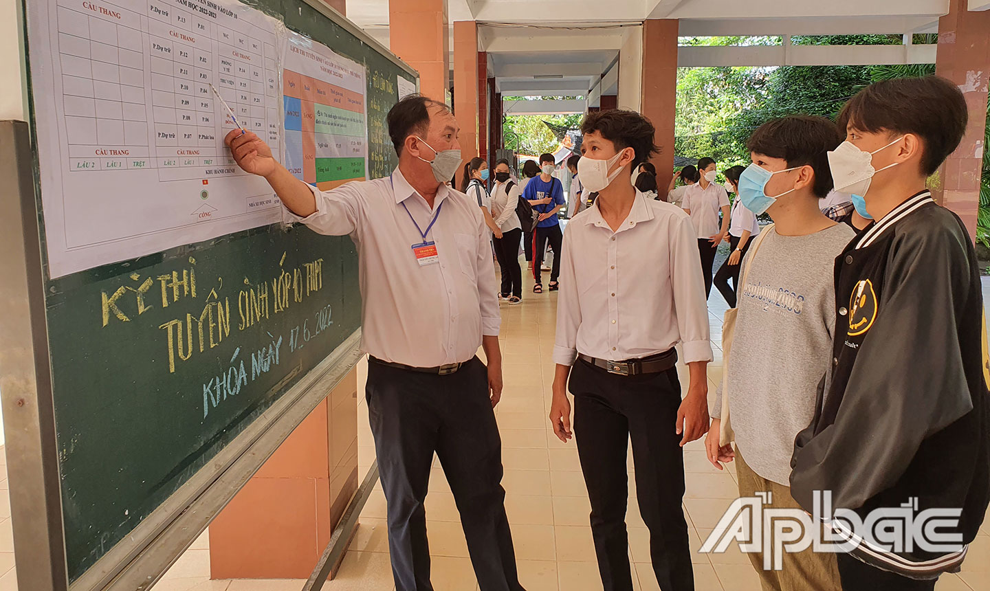 Trong sáng ngày 16-6, thí sinh đến làm thủ tục, sinh hoạt quy chế thi tuyển sinh lớp 10. (Ảnh chụp tại hội đồng thi Trường THPT Vĩnh Kim, huyện châu thành). 