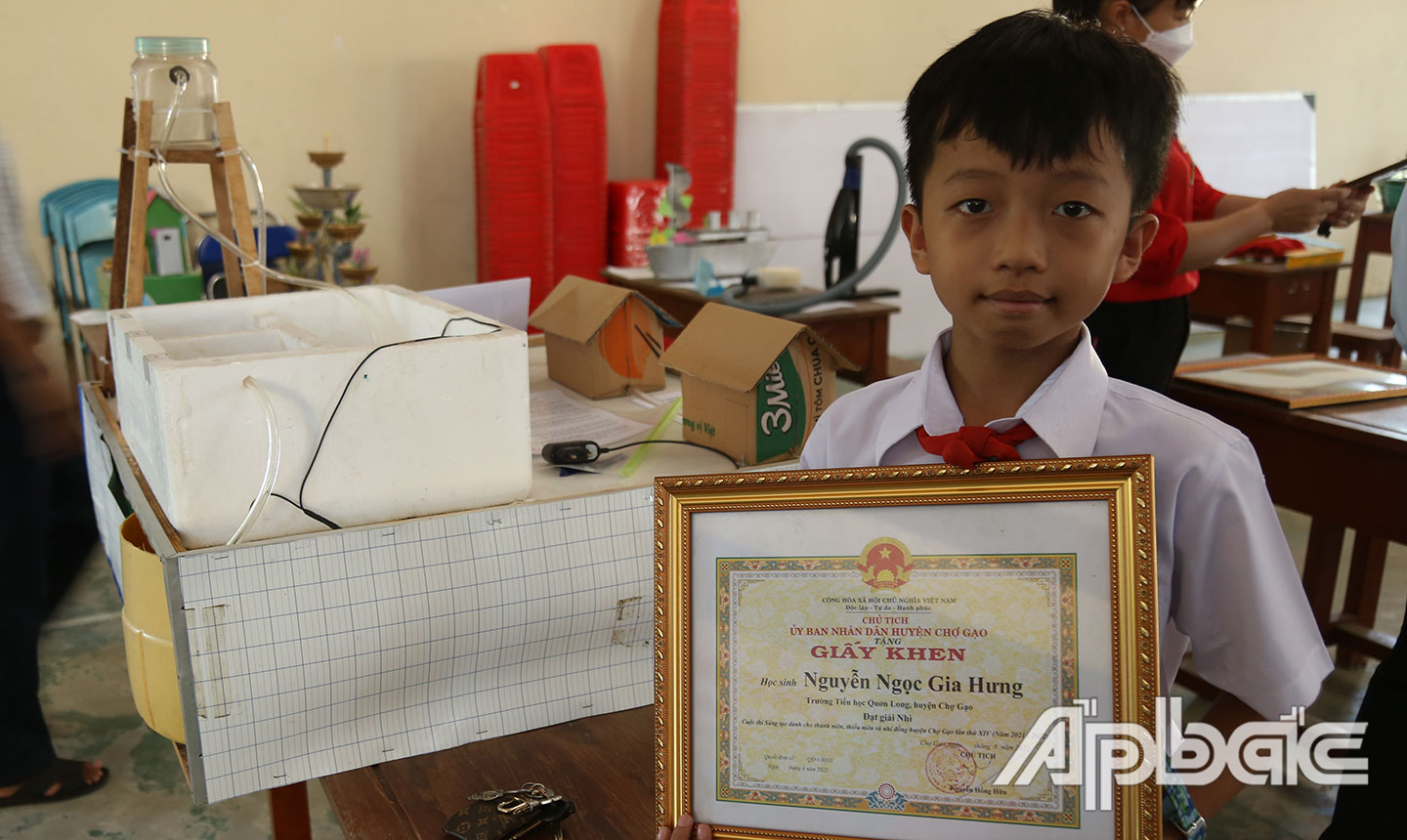 Em Nguyễn Ngọc Gia Hưng và mô hình đoạt giải Nhì  Cuộc thi Sáng tạo dành cho thanh niên, thiếu niên và nhi đồng huyện Chợ Gạo lần thứ XIV.