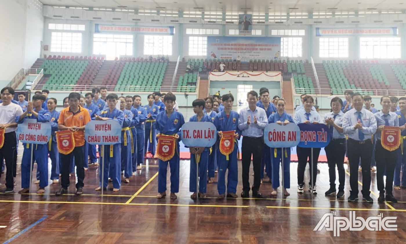 Ban tổ chức trao cờ lưu niệm cho các đơn vị tham dự giải đấu.