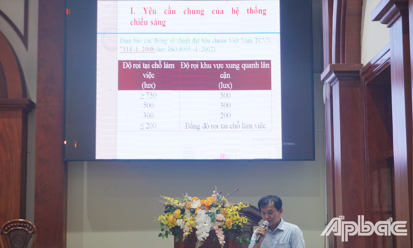 Ông Nguyễn Hoàng Đông, Phòng Tiết kiệm năng lượng của Trung tâm Khuyến Công và Xúc tiến Thương mại tỉnh Tiền Giang đang trình bày Giải pháp tiết kiệm năng lượng cho hệ thống chiếu sáng.