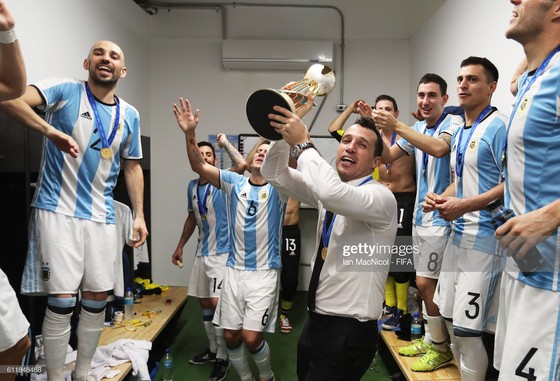 Ông Diego Giustozzi cùng đội tuyển futsal Argentina vô địch World Cup 2016.
