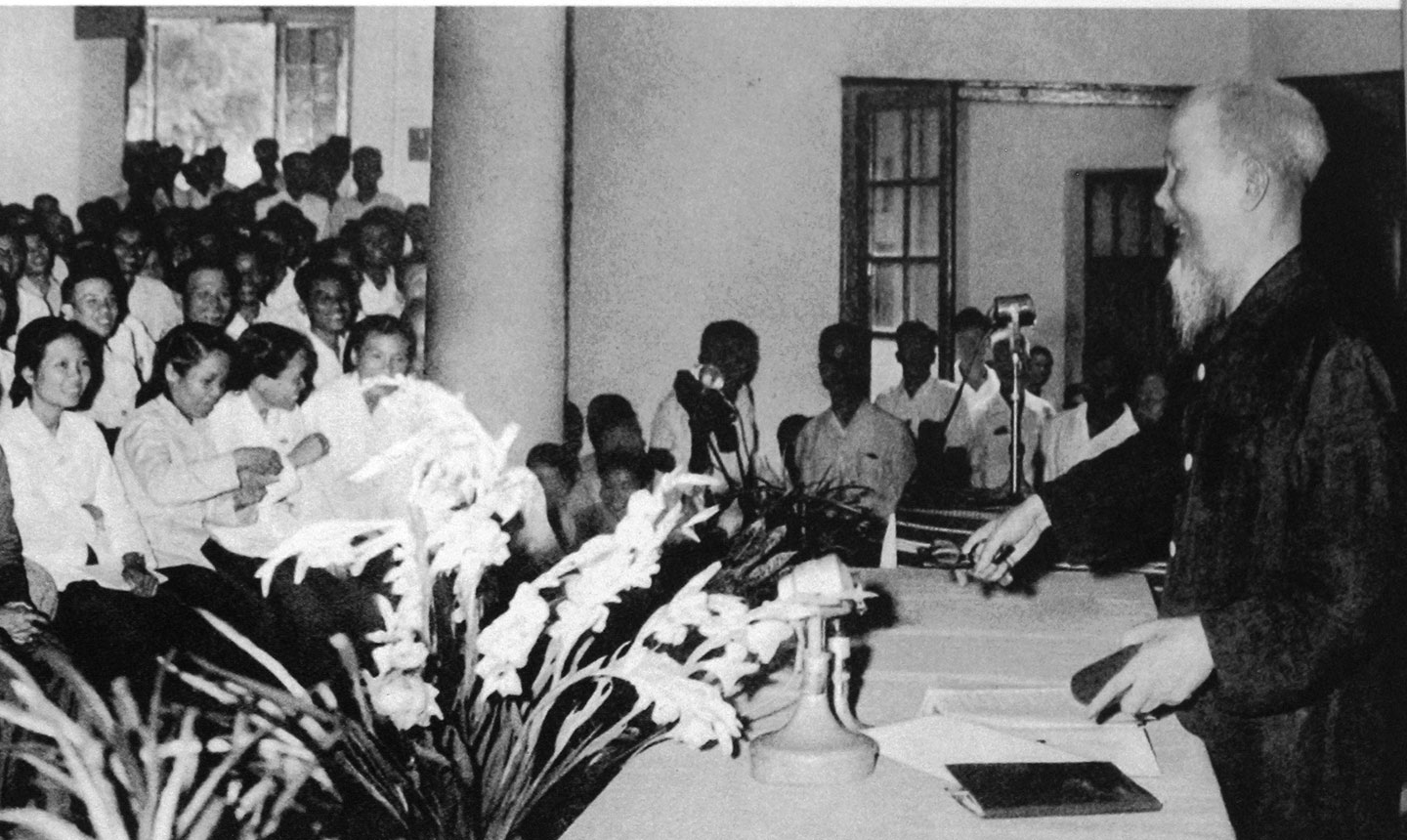 Tại Đại hội lần thứ III những người viết báo Việt Nam (năm 1962), Chủ tịch Hồ Chí Minh căn dặn: “Cán bộ báo chí cũng là chiến sĩ cách mạng.  Cây bút, trang giấy là vũ khí sắc bén của họ”.