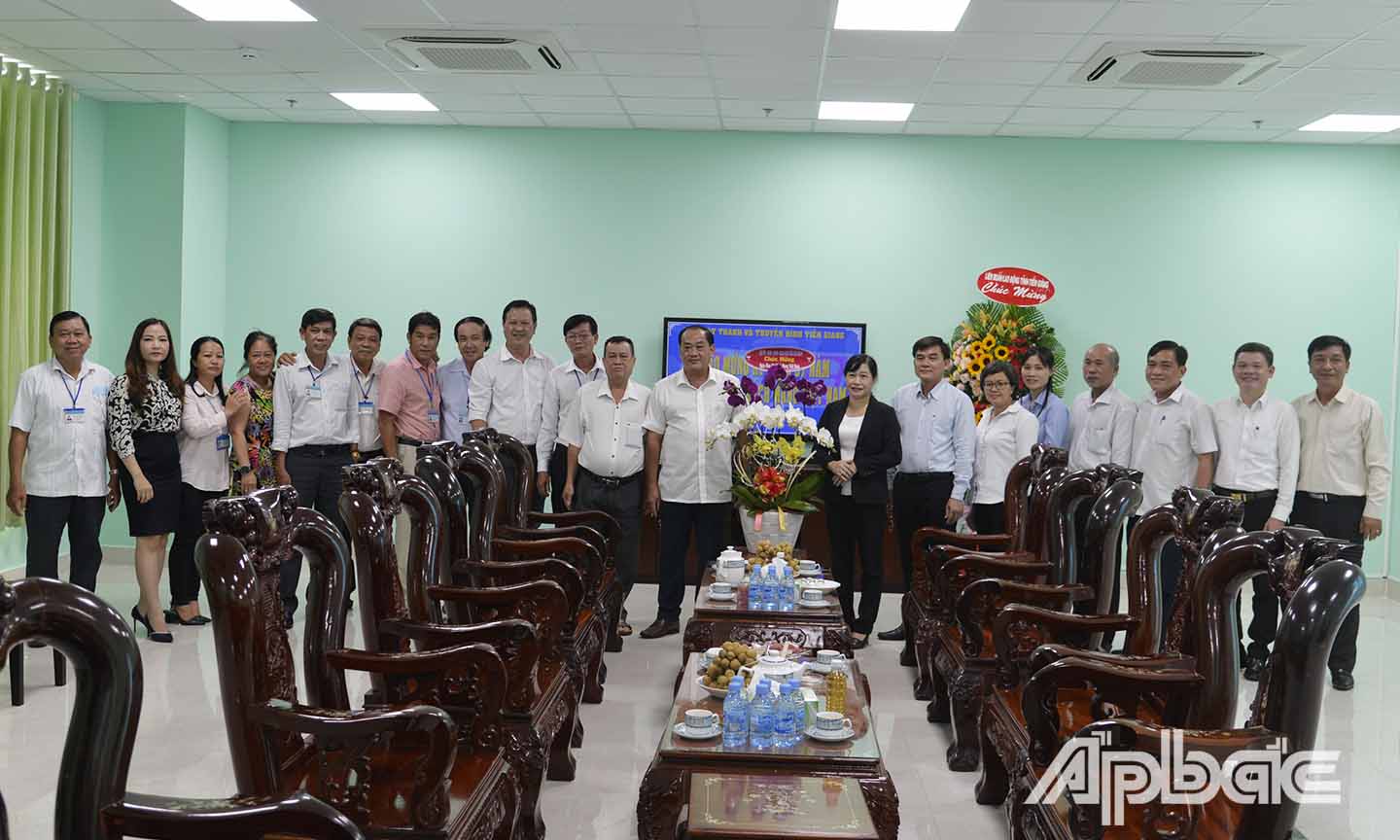 Đoàn đến thắm và chúc mừng Đài Phát thanh và Truyền hình tỉnh Tiền Giang.