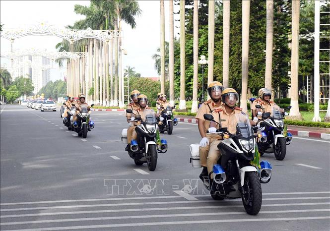 Lực lượng CSGT tại Bắc Ninh ra quân thực hiện cao điểm kiểm tra, xử lý các hành vi vi phạm trật tự, an toàn giao thông. Ảnh: TTXVN phát