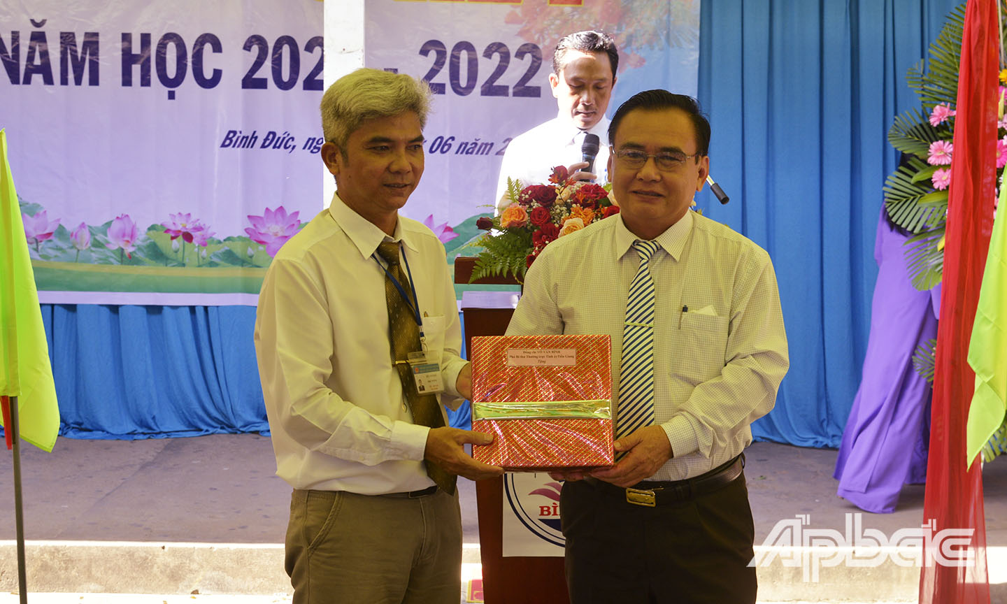 Đồng chí Võ Văn Bình tặng quà cho Ban Giám hiệu Trường Tiểu học Bình Đức.