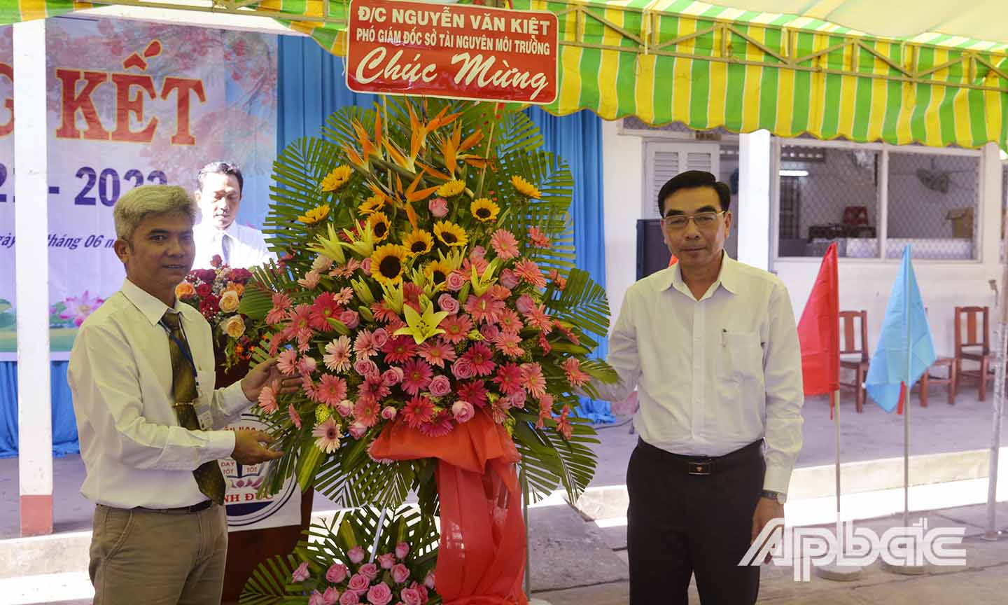 Đồng chí Lê Quang Trí (bên phải, ảnh trên) và đồng chí Nguyễn Văn Kiệt (bên phải, ảnh dưới) tặng hoa chúc mừng Trường Tiểu học Bình Đức.