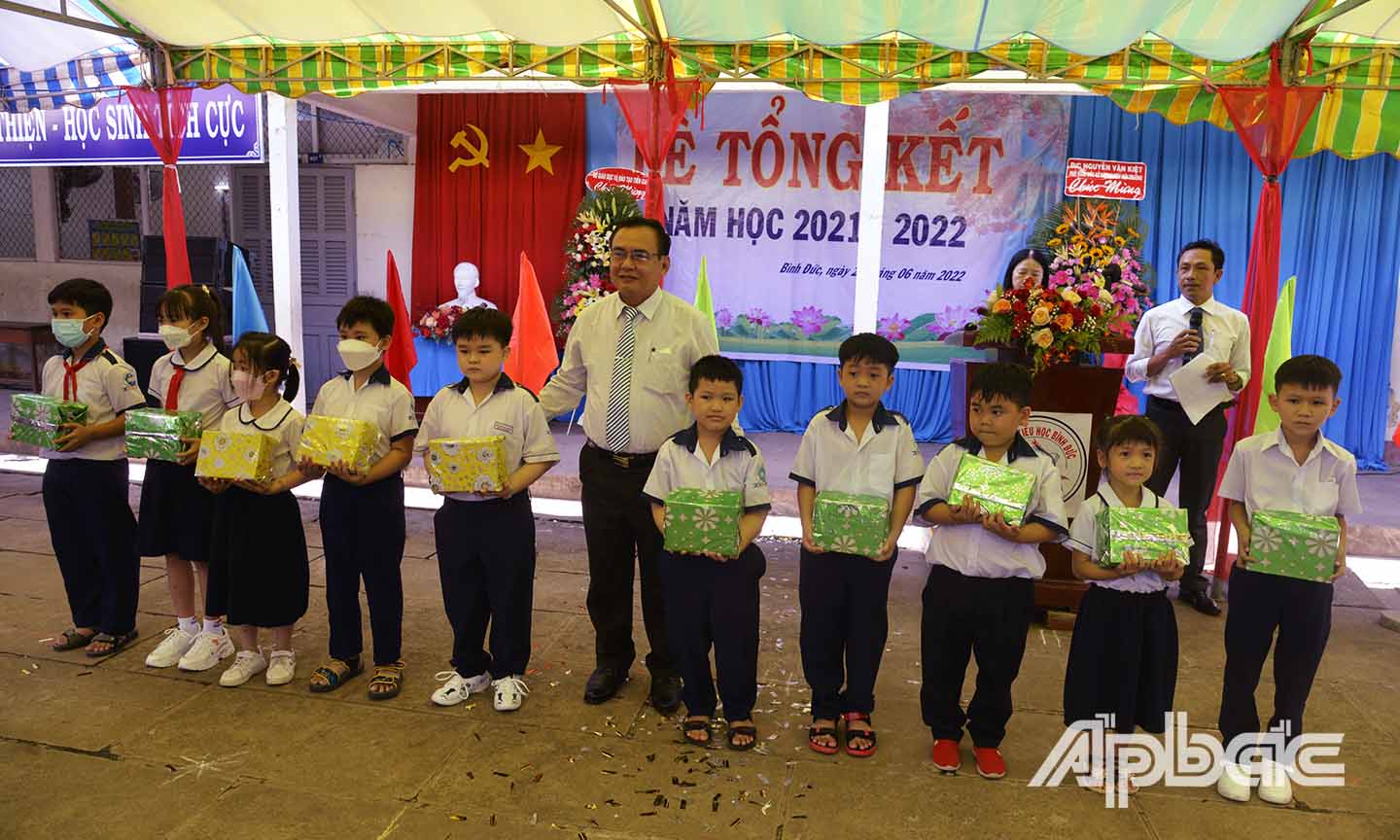 Đồng chí Võ Văn Bình trao thưởng cho các em học sinh có thành tích xuất săc trong năm học 2021 - 2022.