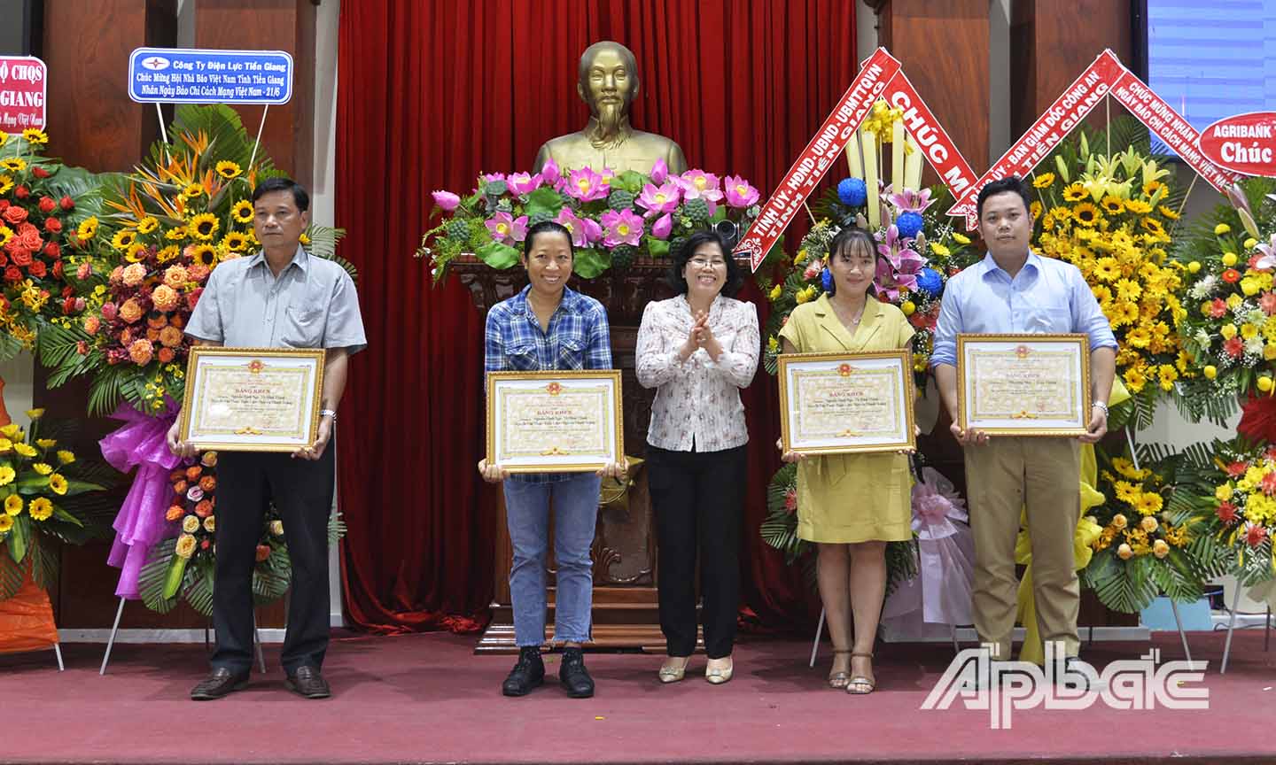 Đồng chí Phạm Thị Mai Tiên, Ủy viên Ban Thường vụ, Chánh Văn phòng Tỉnh ủy trao bằng khen của UBND tỉnh cho các tác giả, nhóm tác giả đoạt giải B.