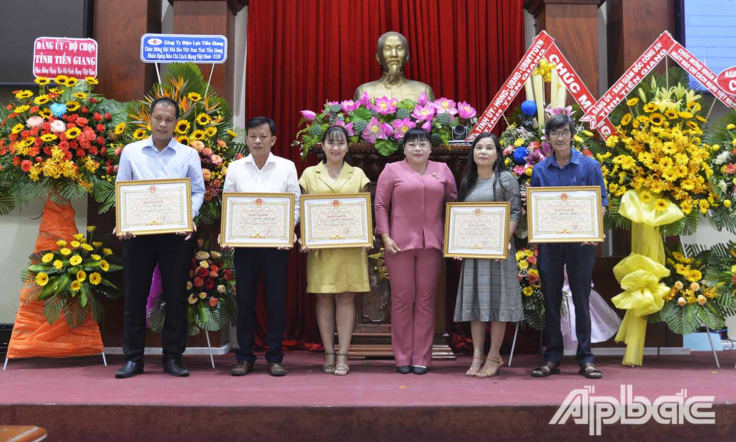 Đồng chí Thái Ngọc Bảo Trâm, Tỉnh ủy viên, Bí thư Đảng ủy Khối cơ quan và doanh nghiệp tỉnh trao bằng khen của UBND tỉnh cho các tác giả đạt giải C.