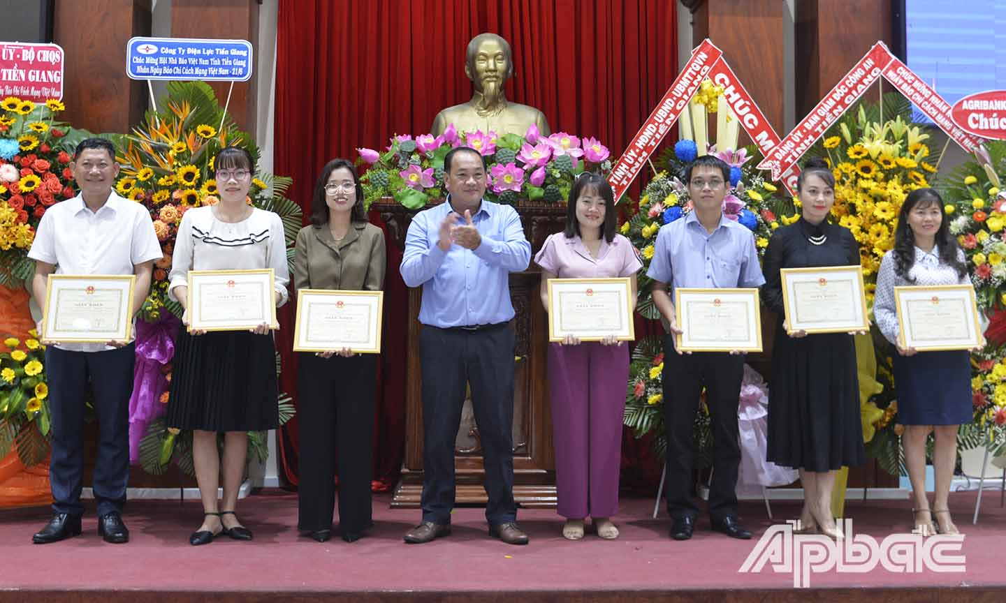 Trao giấy khen của Hội Nhà báo Việt Nam tỉnh Tiền Giang cho các tác giả đạt giải Khuyến khích.