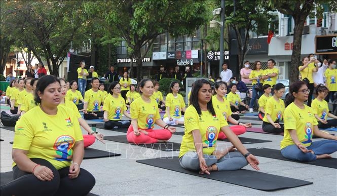 Nearly 1,000 people participated in a mass yoga performance in Ho Chi Minh City. (Photo: VNA).