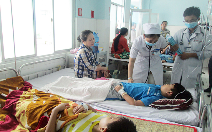 Các bệnh nhân sốt xuất huyết đang được điều trị tại Bệnh viện Sản nhi An Giang.