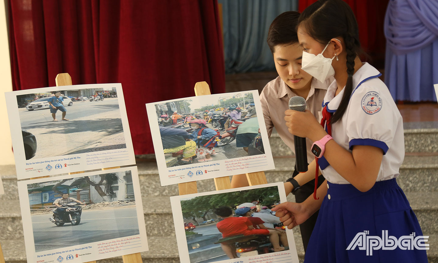 Các em học sinh trường tiểu học Nguyễn Trãi thích thú với những hình ảnh phản ánh ATGT mà các bạn đã chụp qua 2 tuần.