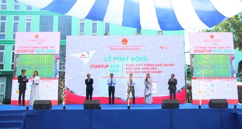 Delegates launch the contest (Photo: daibieunhandan.vn).