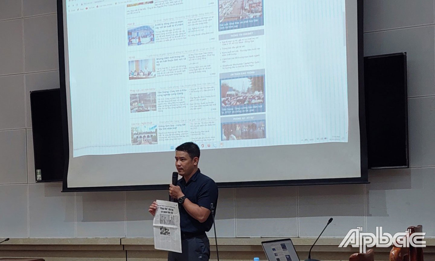 Nhà báo Phạm Tùng Lâm, giảng viên của khóa bồi dưỡng đã truyền đạt nhiều nội dung xung quanh việc biên tập và rút tít cho báo giấy và báo điện tử.
