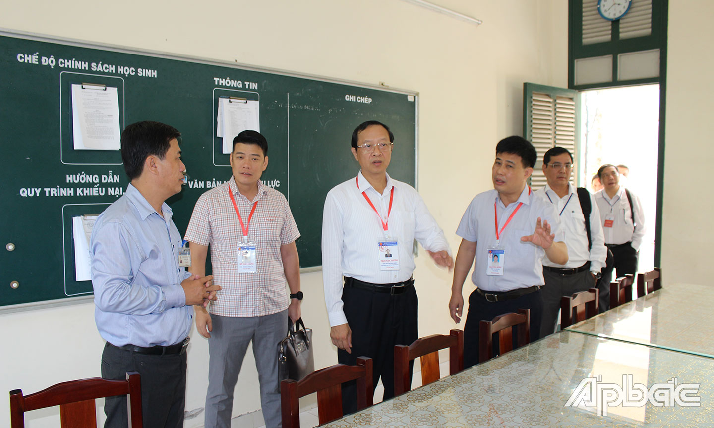 Thứ trưởng Bộ GD-ĐT Phạm Ngọc Thưởng kiểm tra công tác chuẩn bị Kỳ thi tốt nghiệp THPT năm 2022 tại Trường THPT Nguyễn Đình Chiểu (TP. Mỹ Tho). 