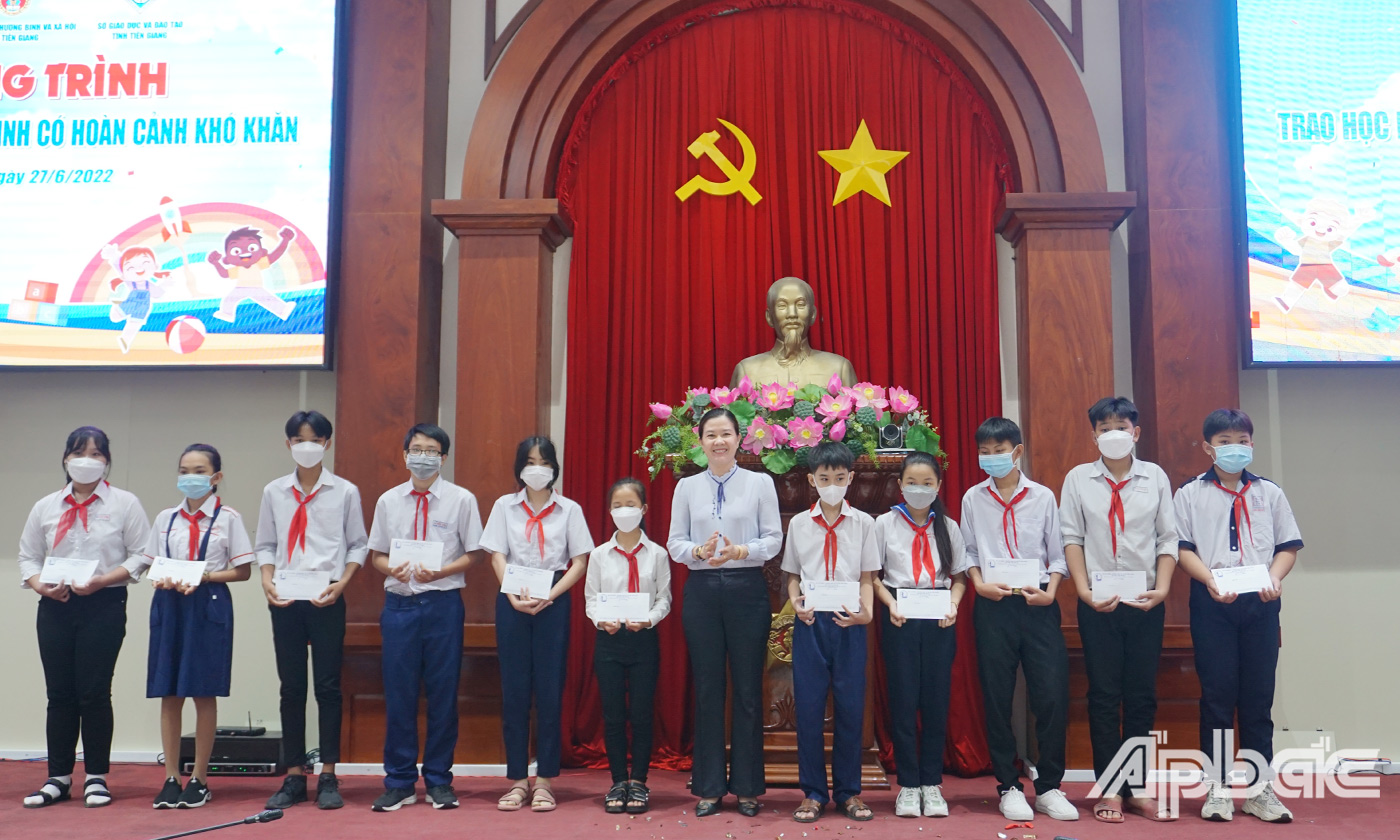 Bà Nguyễn Thị Mỹ Nương, Phó Giám đốc Sở Lao động – Thương binh và Xã hội tỉnh Tiền Giang trao tặng học bổng cho trẻ em có hoàn cảnh khó khăn.