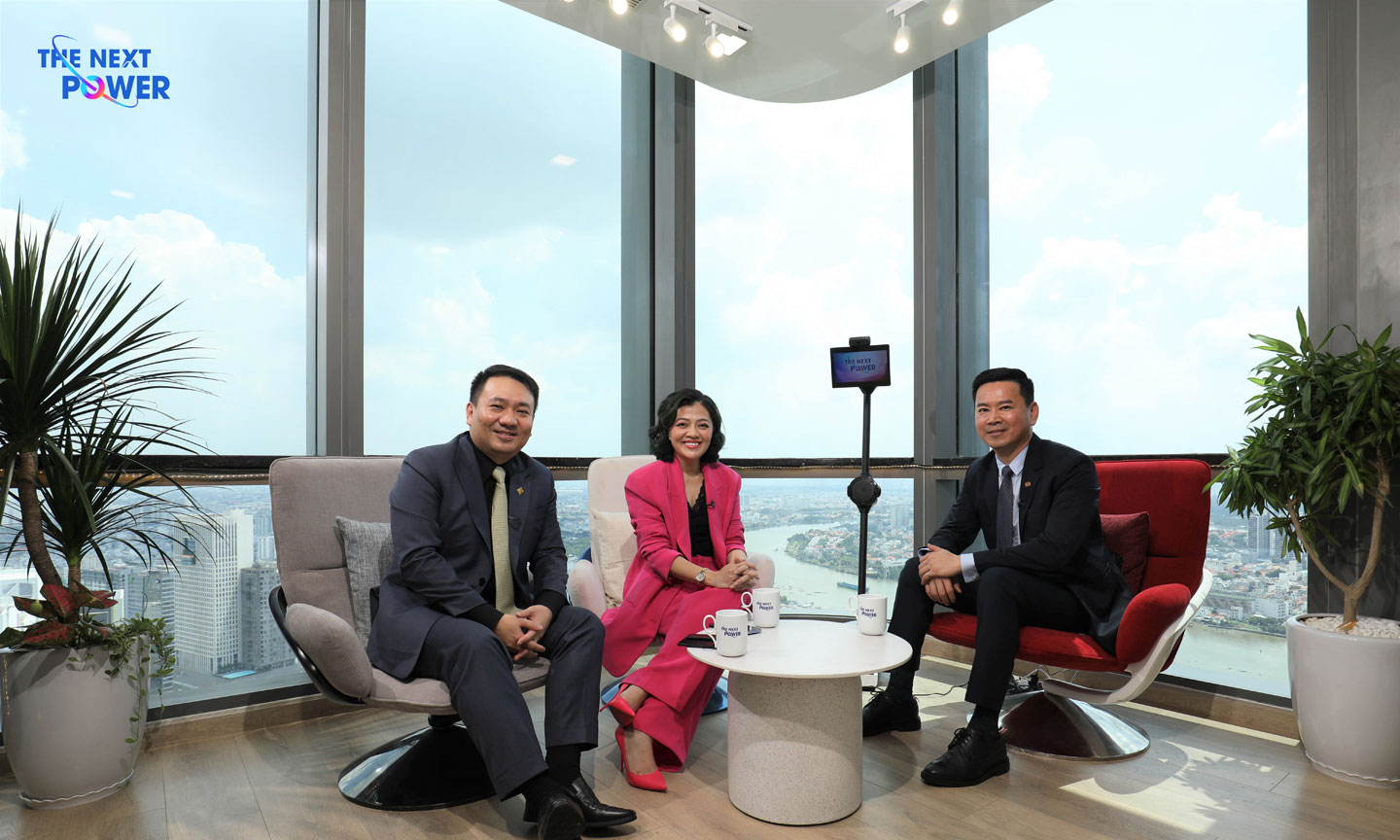 Ông Phương Tiến Minh (ngoài cùng bên phải) chia sẻ về sự đổi mới trong chương trình The Next Power Nguồn ảnh: VNExpress