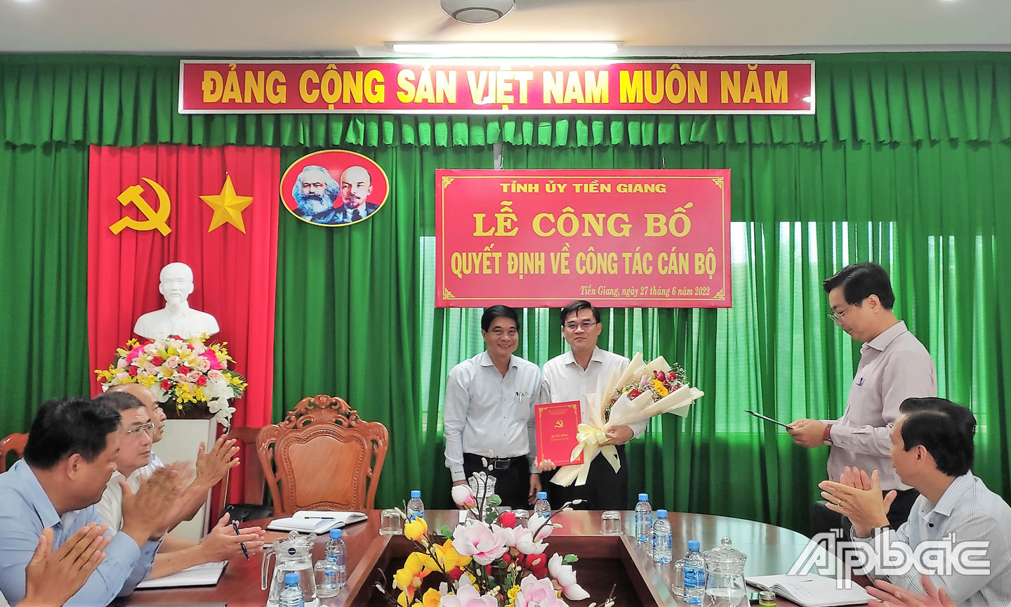 Đồng chí Nguyễn Văn Nhã trao Quyết định cho đồng chí Nguyễn Văn Mười.
