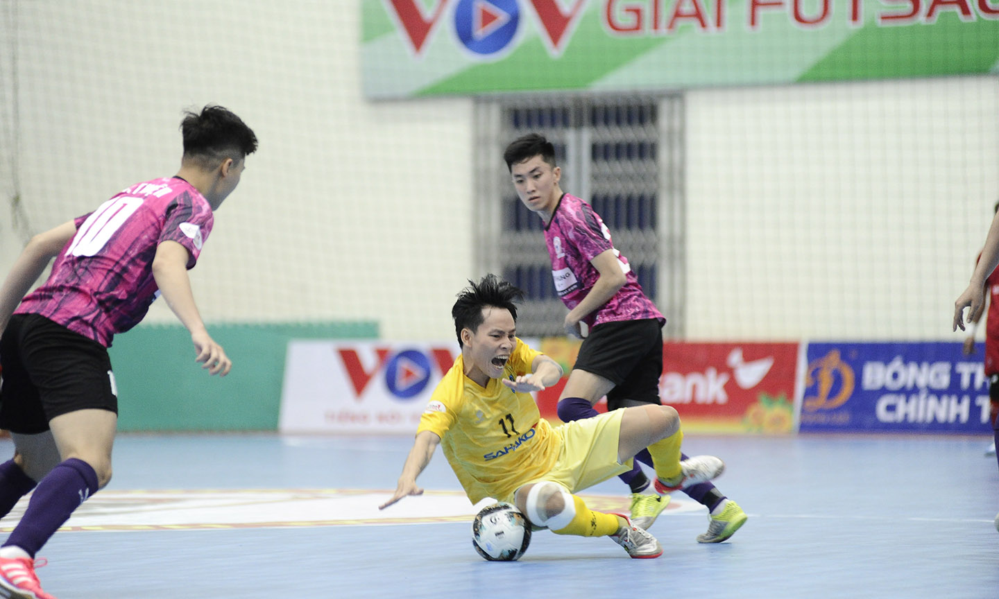 Sahako FC (vàng) gia cố ngồi bảng với 3 điểm giành được trước Tân Hiệp Hưng.