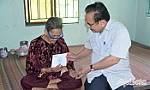 Đồng chí Võ Văn Bình thăm và tặng quà các gia đình chính sách nhân dịp 27-7