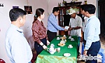 Trưởng Ban Dân vận Tỉnh ủy thăm, tặng quà gia đình chính sách ở huyện Tân Phước