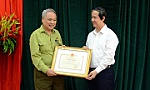 Thí sinh 82 tuổi Nguyễn Huy Kỳ nhận bằng khen của Bộ trưởng Giáo dục và Đào tạo