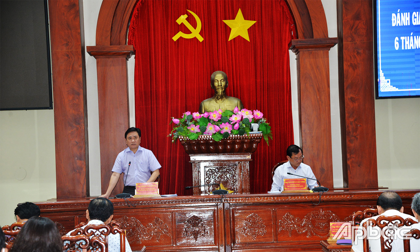 Đồng chí Trần Văn Dũng bảo cáo tại kỳ họp