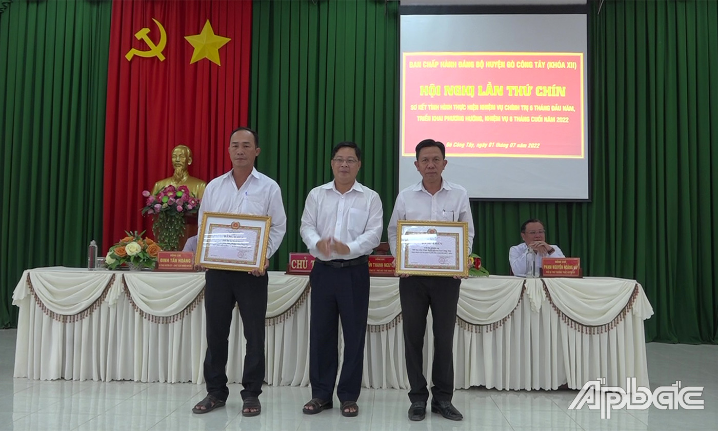 Đồng chí Trần Thanh Nguyên phát biểu tại buổi tiếp xúc cử tri xã An Hữu 