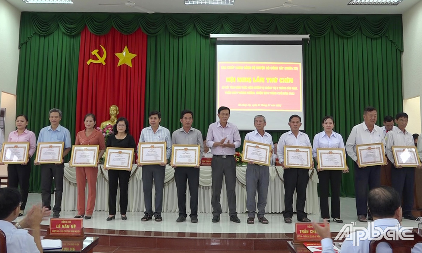 Lãnh đạo huyện Gò Công Tây tặng hoa chúc mừng lãnh đạo huyện Gò Công Đông hoàn thành nhiệm ụ Cụm trưởng Cụm thi đua 2 