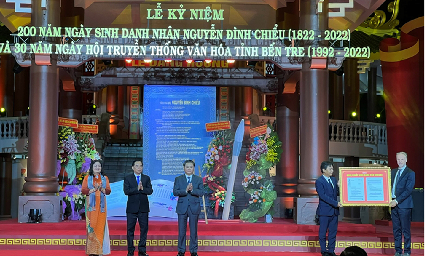 Trao Nghị quyết vinh danh của UNESCO công nhận Danh nhân thế giới Nguyễn Đình Chiểu cho lãnh đạo tỉnh Bến Tre - Ảnh: HM