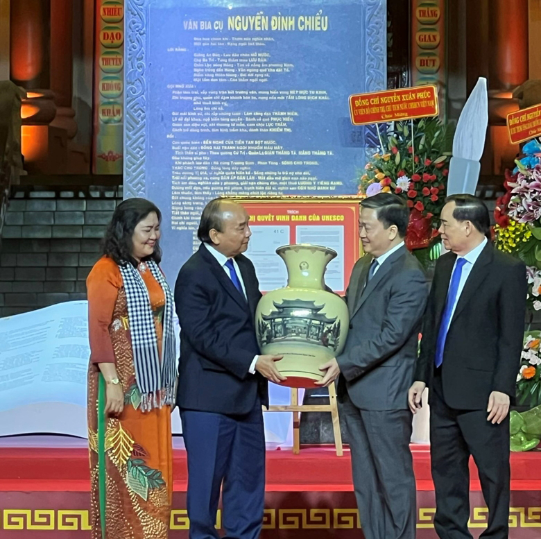 Chủ tịch nước Nguyễn Xuân Phúc tặng quà cho lãnh đạo tỉnh Bến Tre - Ảnh: HM