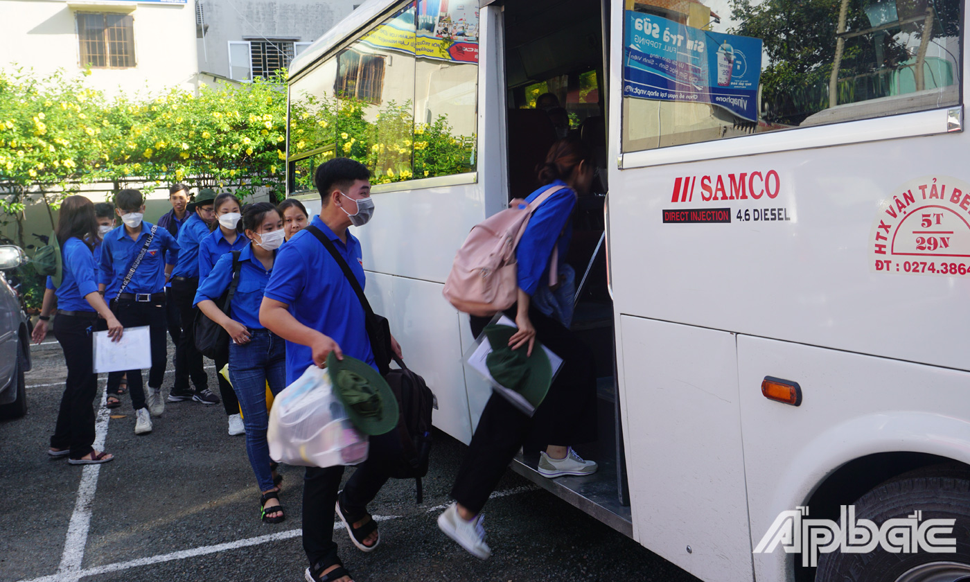 Sinh viên tình nguyện trường ĐH Tiền Giang hăng hái lên đường